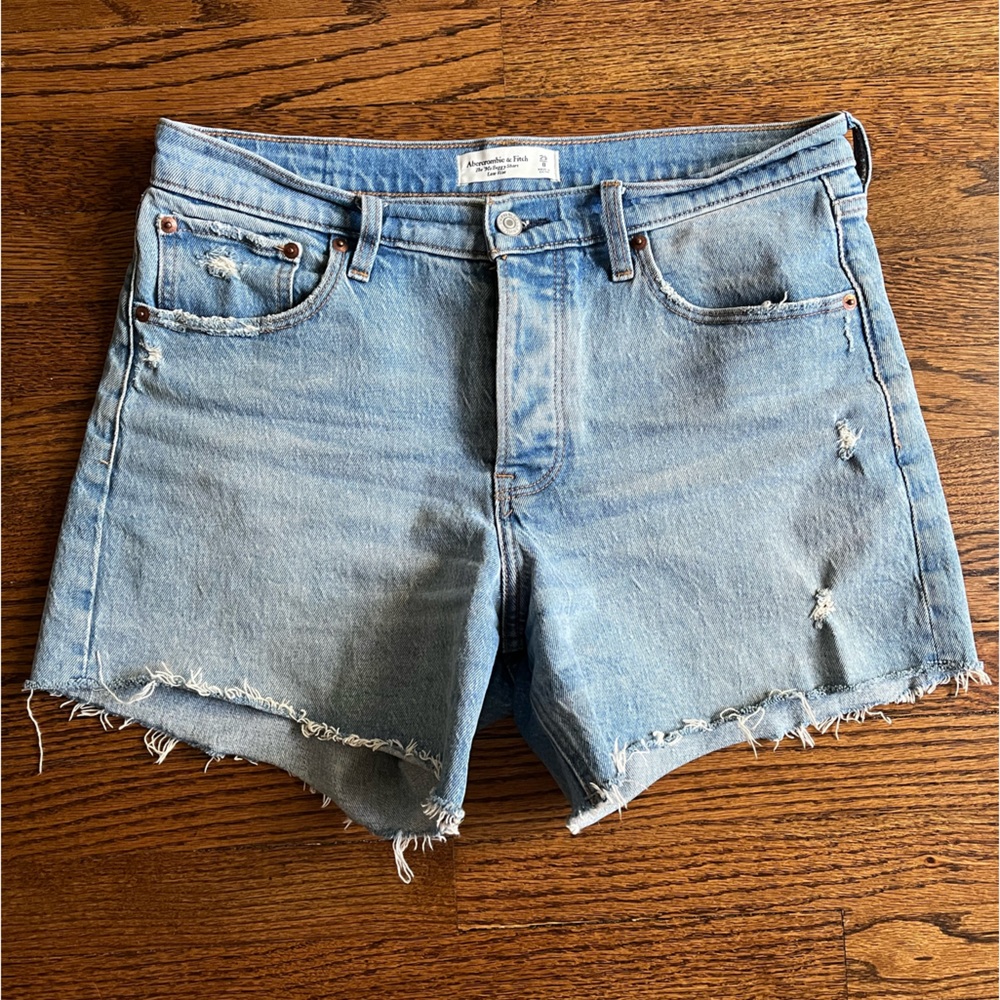 Abercrombie & Fitch The ‘90s Baggy Short, light wash, size 29/8